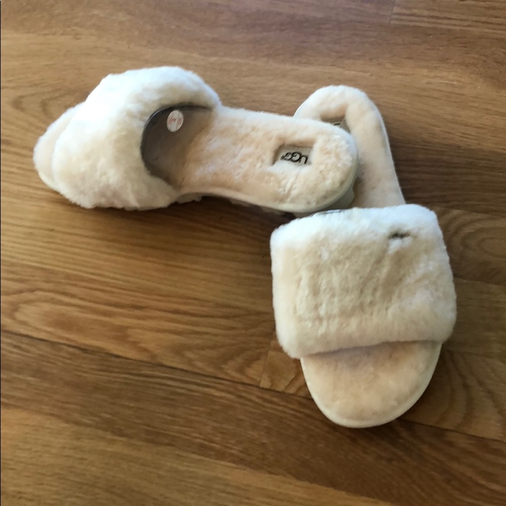 UGG SLIPPERS